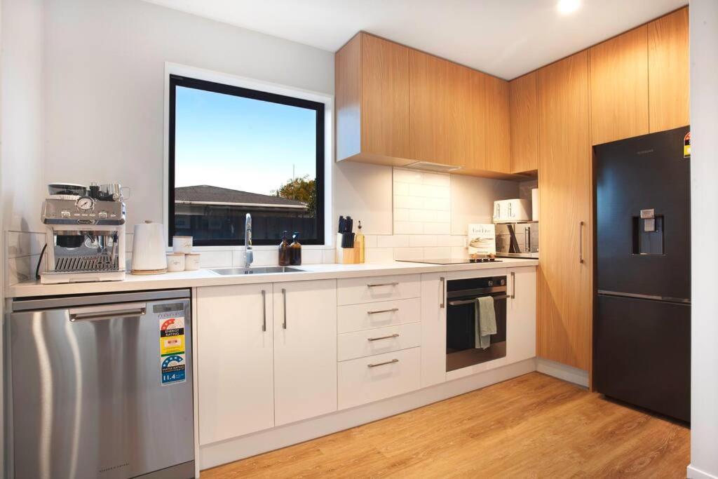Stylish Townhouse With Hot Tub Apartment Christchurch Exterior photo