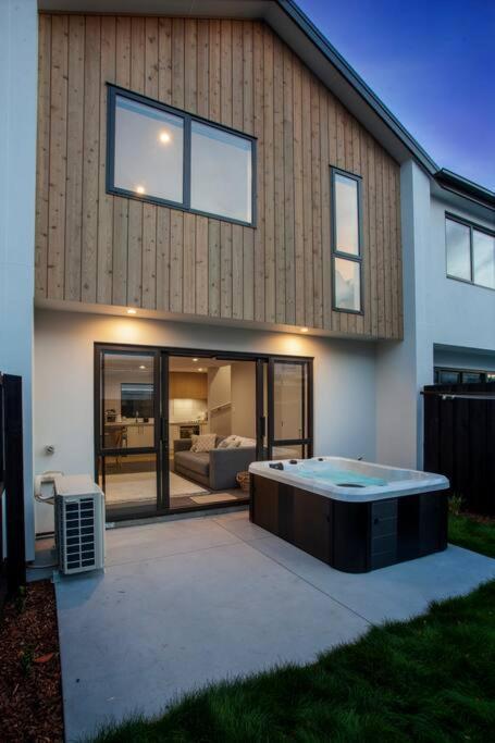 Stylish Townhouse With Hot Tub Apartment Christchurch Exterior photo